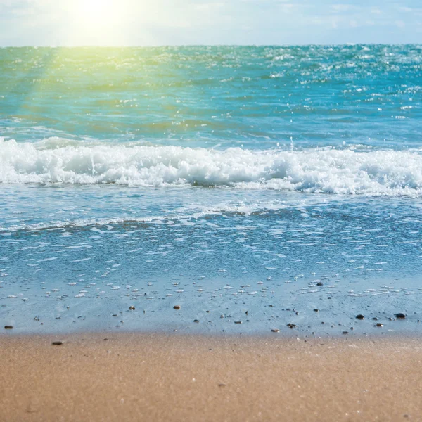 Mar azul y playa con arena dorada —  Fotos de Stock