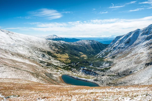 Hermoso lago en las montañas de invierno — Foto de stock gratis