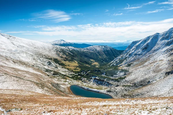 Schöner See in den Winterbergen — kostenloses Stockfoto