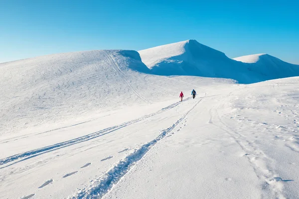 Dos personas en hermosas montañas de invierno —  Fotos de Stock