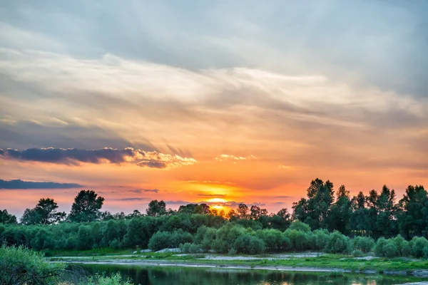 Belo pôr do sol acima de um grande rio — Fotografia de Stock