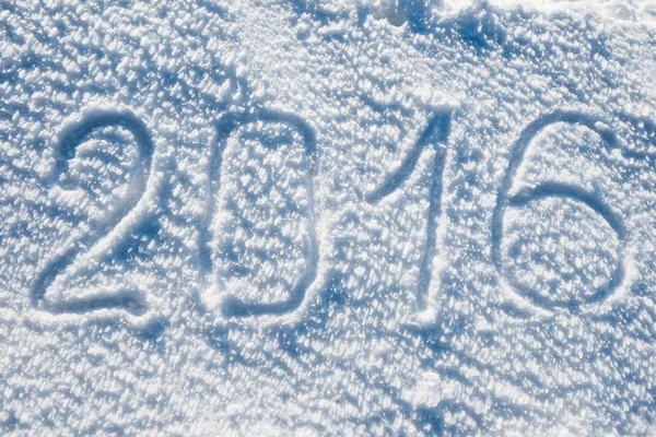 2016 escrito en la nieve blanca — Foto de Stock