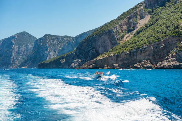 View from sea to green island — Stock Photo, Image