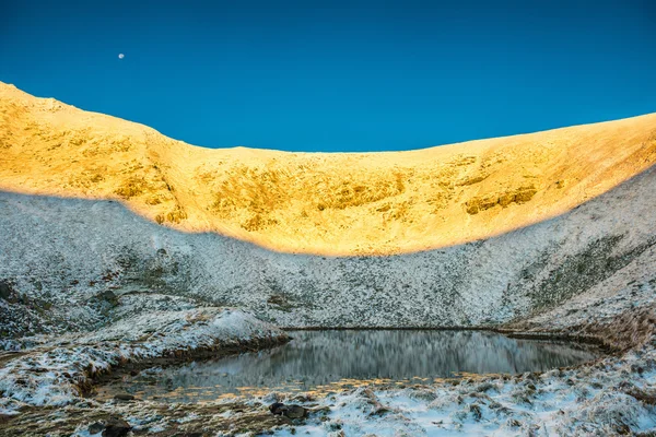 Ochtend om winter bergen — Stockfoto