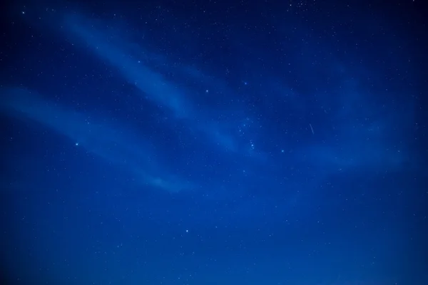 Cielo azul oscuro con estrellas — Foto de Stock