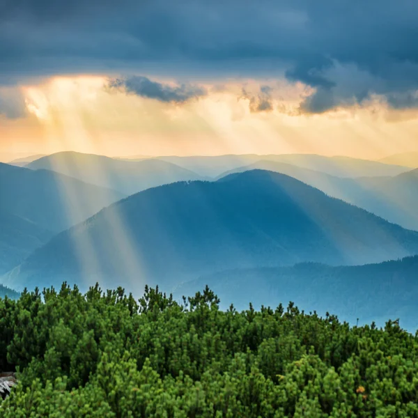 Puesta de sol sobre montañas azules — Foto de Stock