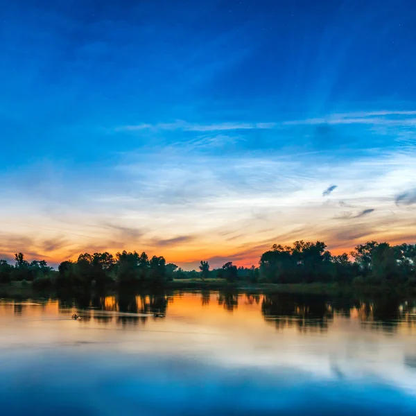 Bellissimo tramonto colorato su un lago — Foto Stock