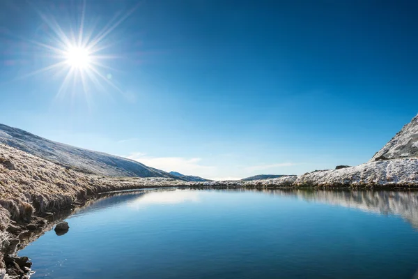 Schöner blauer See in den Bergen — Stockfoto