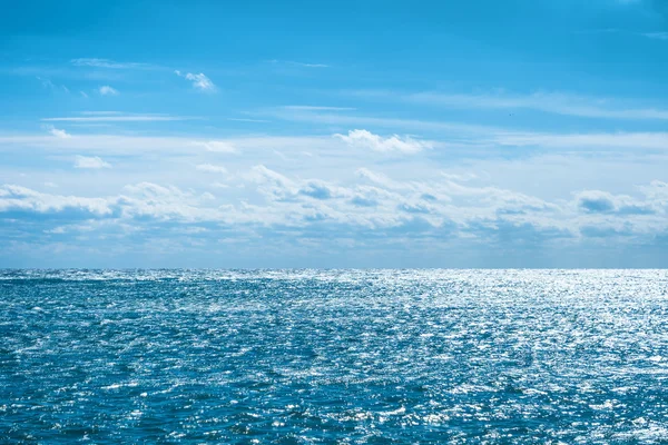 Blå hav med himmel och moln — Stockfoto