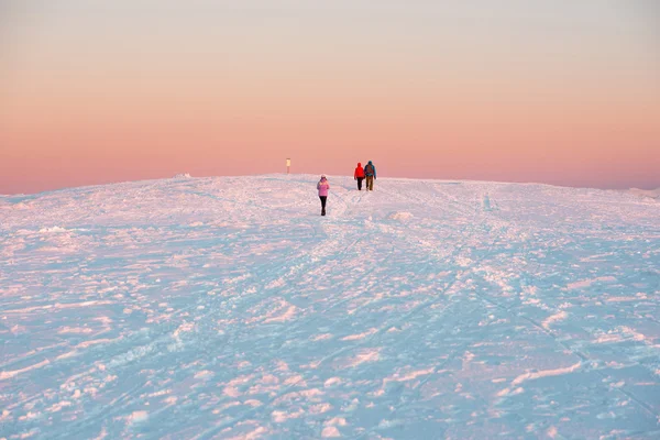 Coucher de soleil en montagne hivernale — Photo