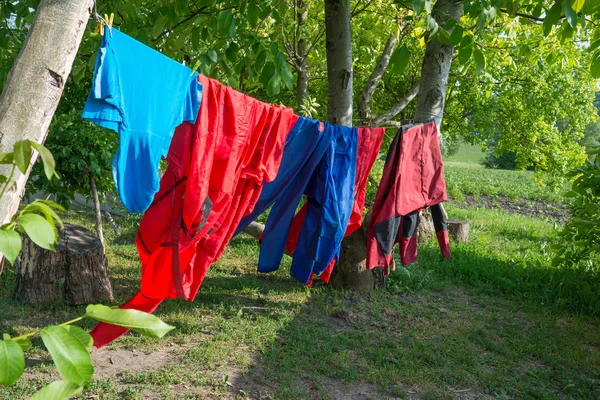 Ropa que cuelga de la cuerda — Foto de Stock