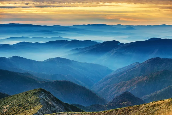 Montañas y colinas azules — Foto de Stock