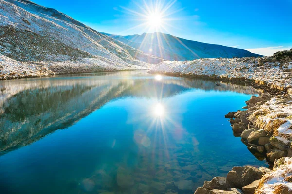 Hermoso lago azul en las montañas —  Fotos de Stock