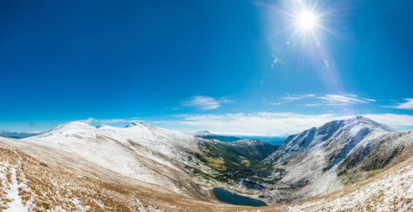 Панорама на красивых горах и озере — стоковое фото