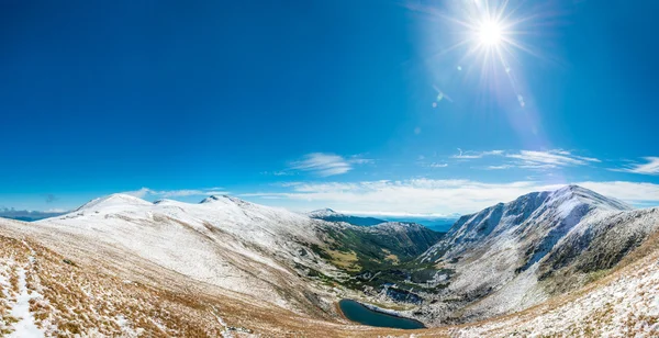 Panorama na piękne góry i jeziora — Zdjęcie stockowe