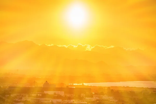 Прекрасний помаранчевий захід сонця над містом — стокове фото
