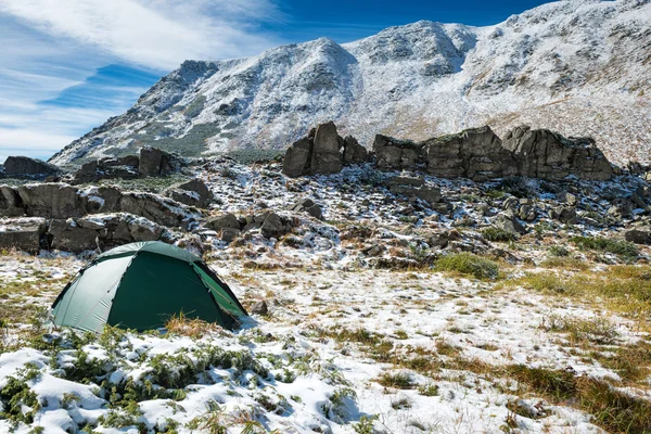 Green tent in snow mountains — Stock Photo, Image