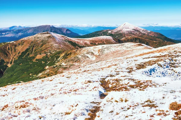 雪の山の白峰 — ストック写真