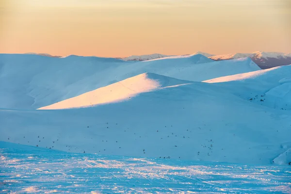 Zachód słońca w górach zimowych — Zdjęcie stockowe