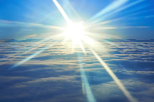 Cielo azul, sol al atardecer y nubes — Foto de Stock