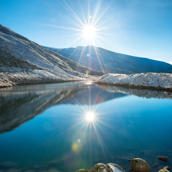 Hermoso lago azul en las montañas —  Fotos de Stock