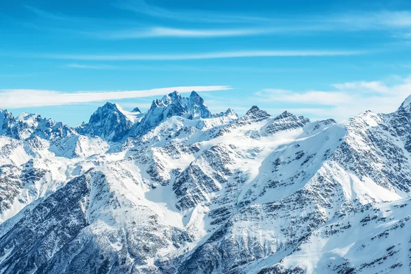 Paisaje con nieve en montañas azules — Foto de Stock