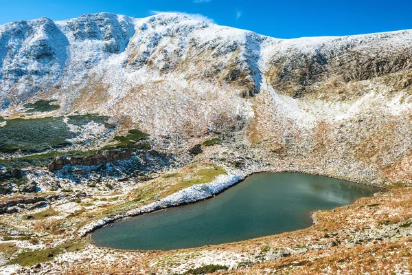 Lacul în munții de iarnă — Fotografie, imagine de stoc