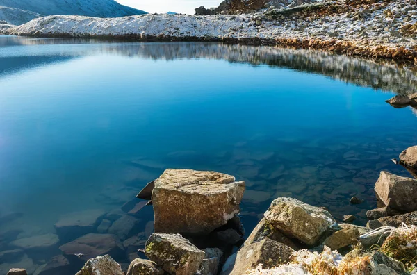 Lacul în munții de iarnă — Fotografie, imagine de stoc