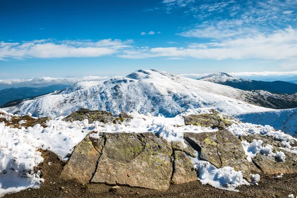 Weiße Gipfel der Berge im Schnee — Stockfoto