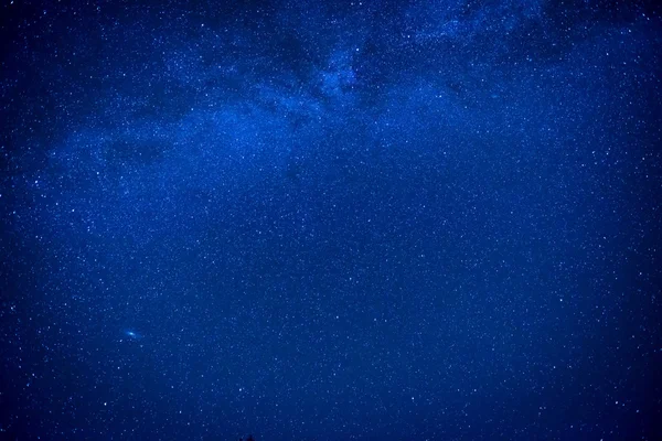 Blå mörk natthimmel med många stjärnor — Stockfoto