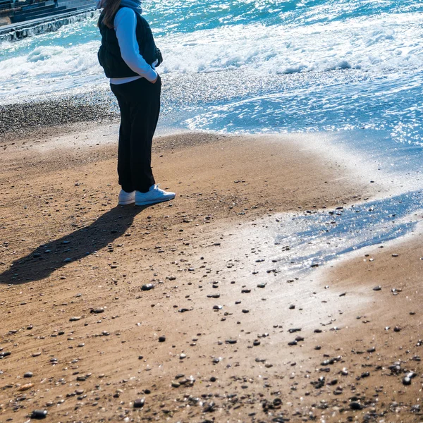 Frau bleibt am Strand in Wassernähe — Stockfoto