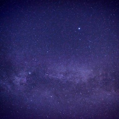 Mor karanlık gece gökyüzü