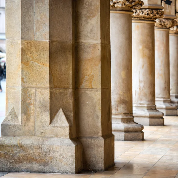 Passagem de corredor gótico com colunas — Fotografia de Stock