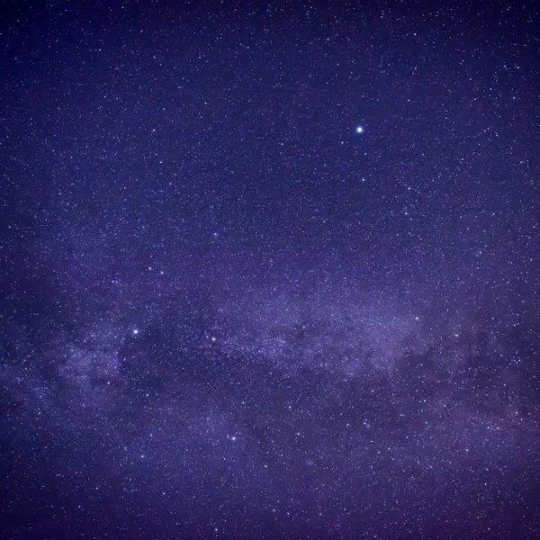 Пурпурное тёмное небо — стоковое фото