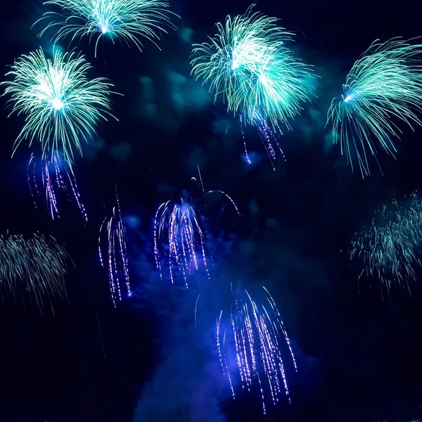 Coloridos fuegos artificiales de vacaciones azules — Foto de Stock