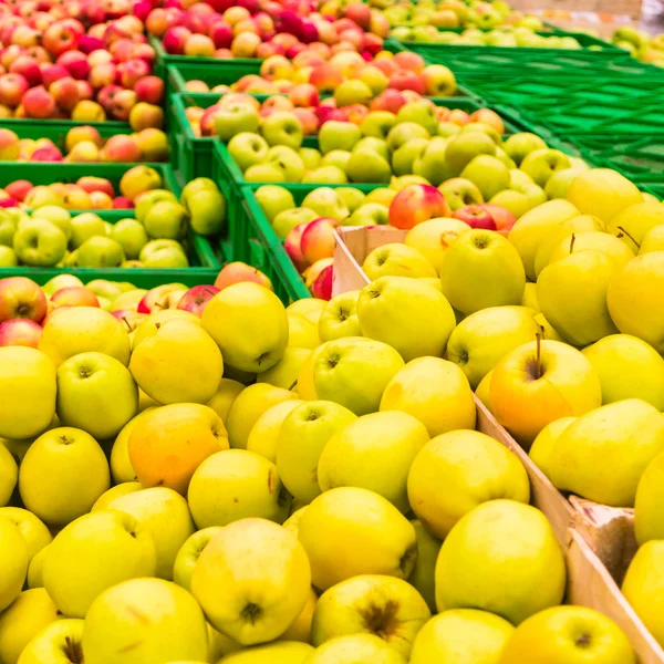 Red and yellow fresh apples — Stock Photo, Image