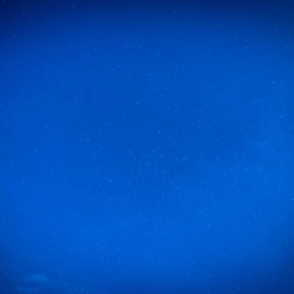 Голубое ночное небо со многими звездами — стоковое фото
