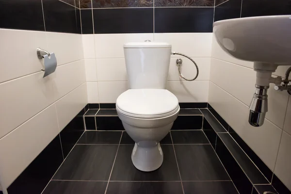 Hem snålspolande toalett — Stockfoto