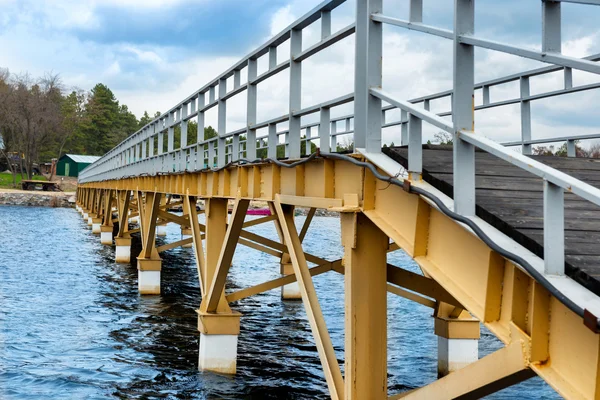 Puente de acero a lo largo de la orilla — Foto de Stock