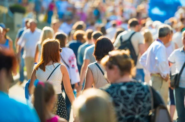 Menschen gehen auf der Straße der Stadt — Stockfoto