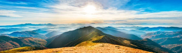 Paisagem montanhosa ao pôr do sol — Fotografia de Stock