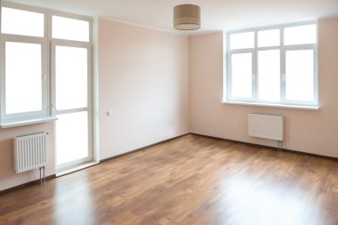 Boş oda beyaz pencereli