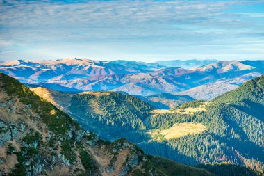 Güzel yeşil dağlar ve tepeler