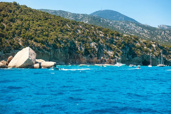 Meer zu grüner Küste und Strand — Stockfoto