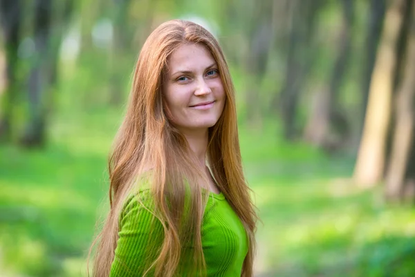 Hübsche Frau mit roten Haaren — Stockfoto