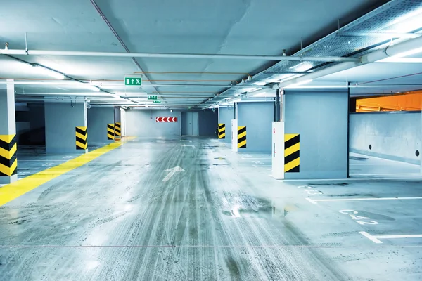 Lege ondergrondse parking — Stockfoto