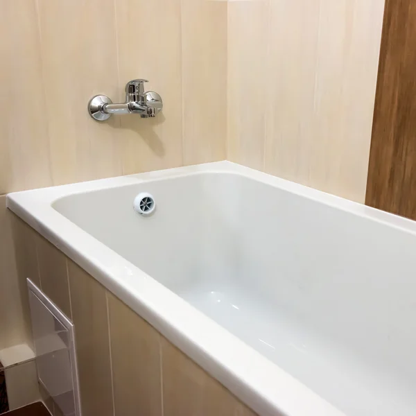 Vasca da bagno di lusso bianca in bagno — Foto Stock
