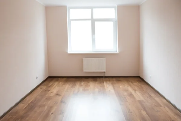 Habitación vacía con ventana y suelo de madera —  Fotos de Stock