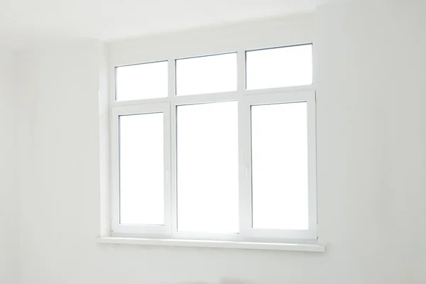 Groot raam in kamer — Stockfoto