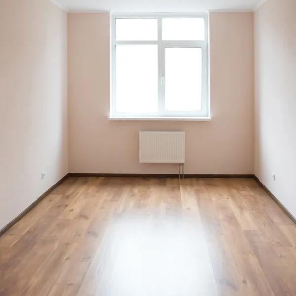 Penceresi ve ahşap zemini olan boş bir oda — Stok fotoğraf